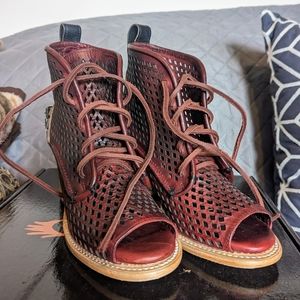 Freebird Benni in Wine